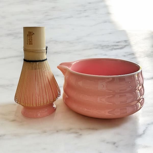kit de cérémonie en céramique rose avec exemple porte-fouet